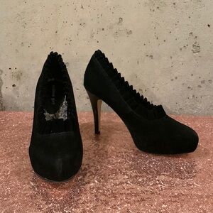 Madden Girl Guava Black Faux Suede Platform Pump w/ Ruffles Around Opening  8.5